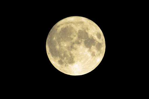 'Full Moon (12038251305)' by Mark Harkin - Full Moon. Licensed under Creative Commons Attribution 2.0 via Wikimedia Commons - http://commons.wikimedia.org/wiki/File:Full_Moon_(12038251305).jpg#mediaviewer/File:Full_Moon_(12038251305).jpg
